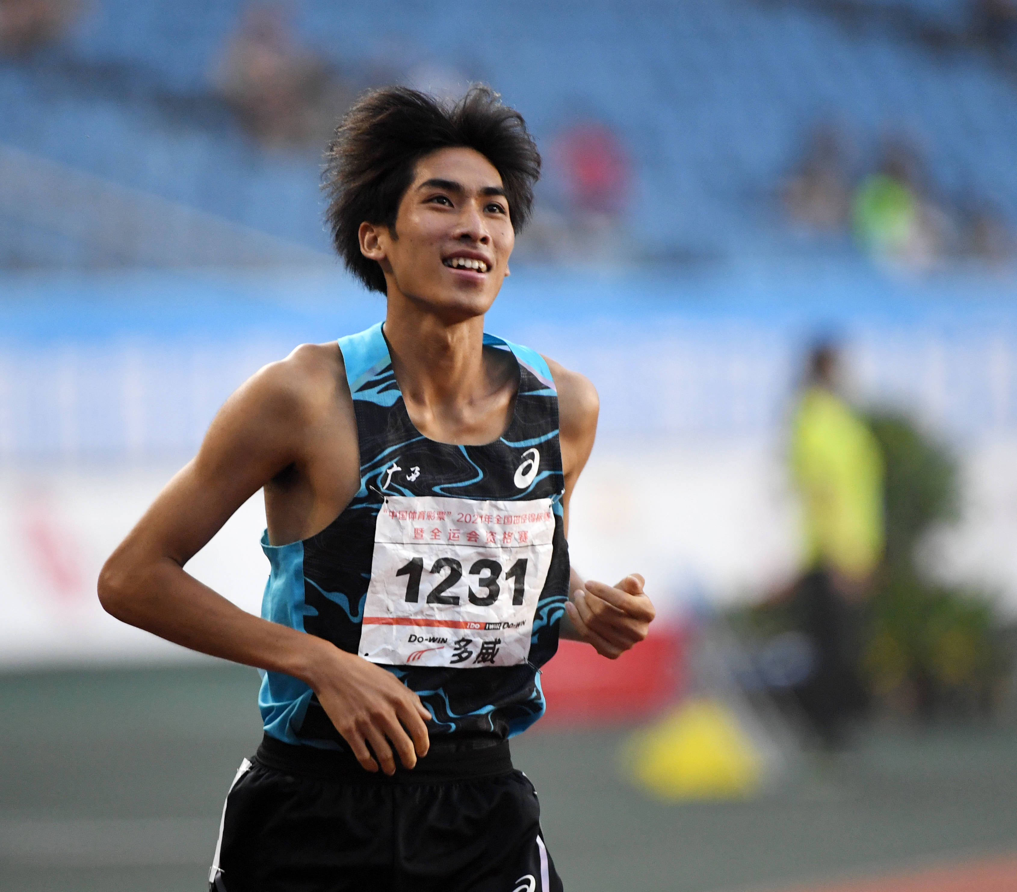 广西队选手刘德助以3分43秒36的成绩夺得冠军