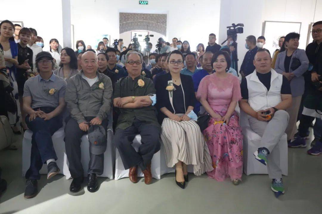 展览现场中国文化信息协会副会长,天意文化董事长崔天意策展人代表