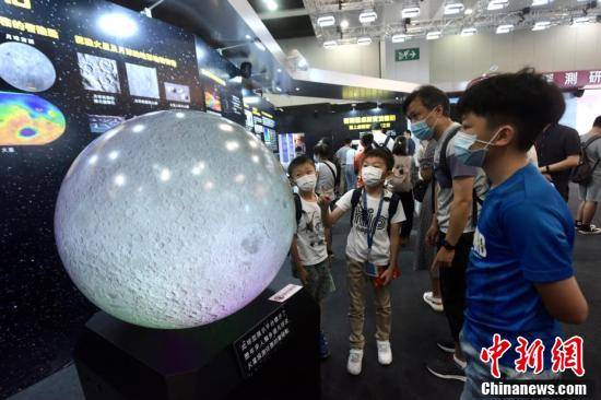 嫦娥|“时代精神耀香江”主题展 香港市民观看月壤等了解航天科技成就
