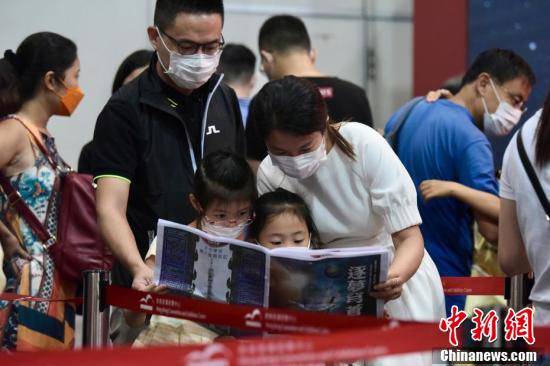 嫦娥|“时代精神耀香江”主题展 香港市民观看月壤等了解航天科技成就