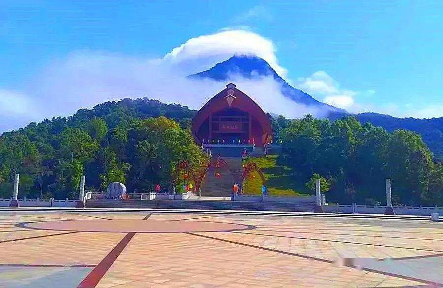 景区以五指山热带雨林,峡谷漂流为主题,依托黎苗民族文化,通过挖掘