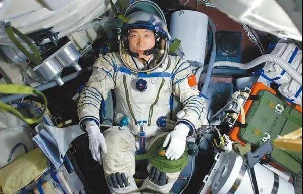 过程|全网刷屏！杨利伟的《太空一日》选入语文课本！
