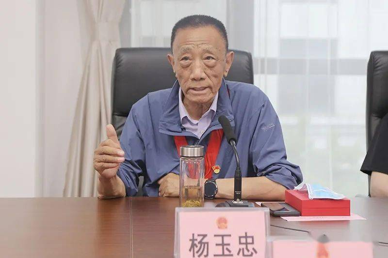 市人大常委会举行光荣在党50年纪念章颁发仪式暨党员代表座谈会