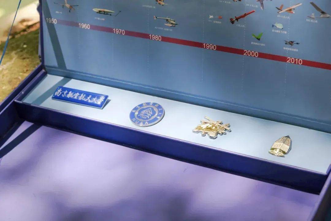 武直|慕了！南航录取通知书送飞行器徽章盲盒
