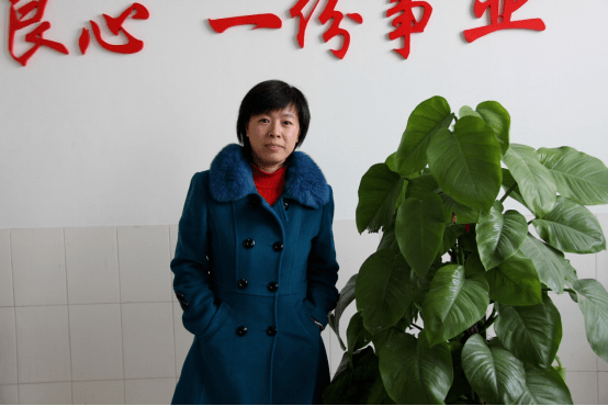 刘艳霞,中共党员,中学一级教师,高二7部化学组研课主任.