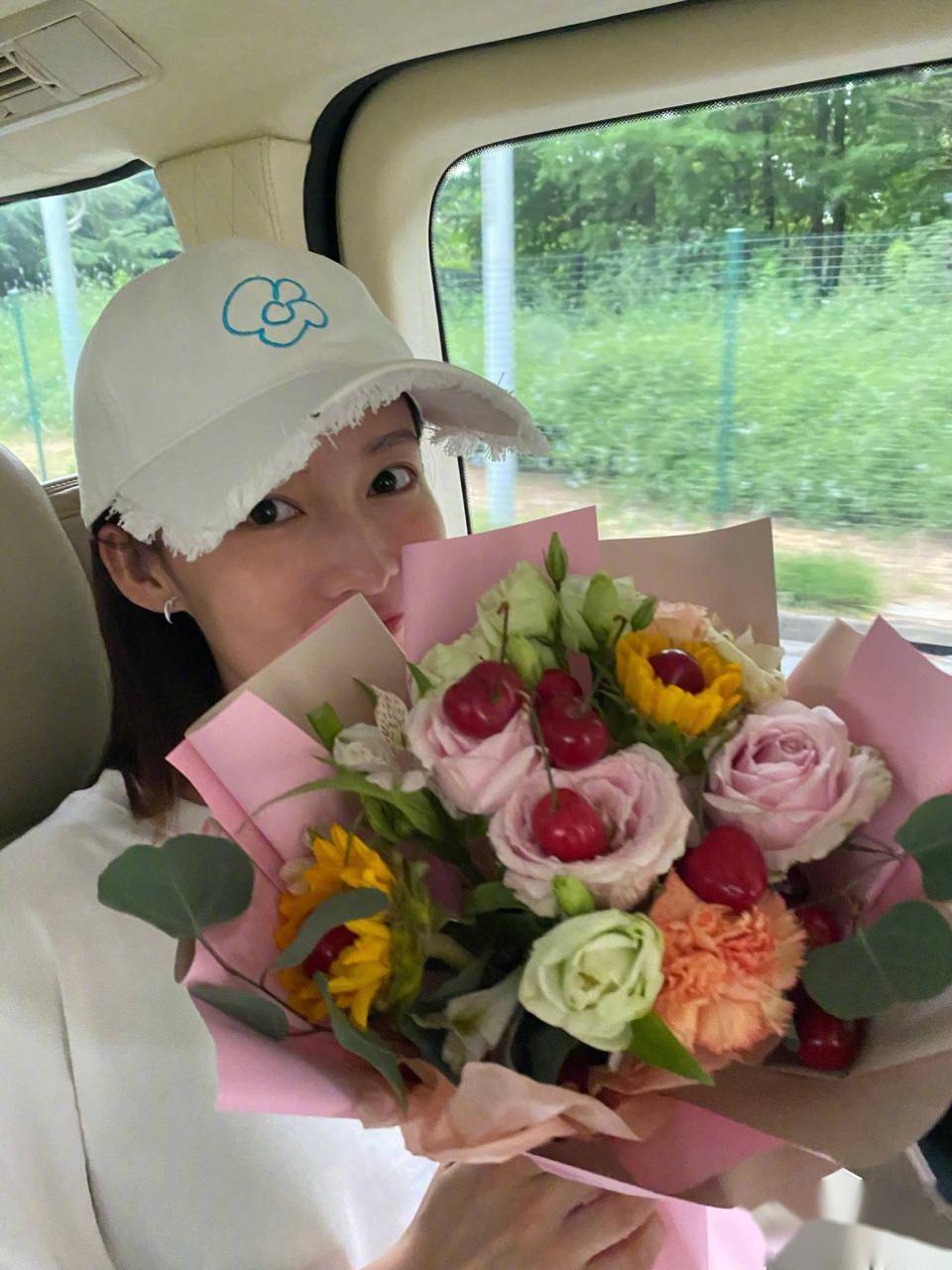李沁手捧鲜花,发布说说表达心情,粉丝感叹颜值女神