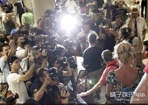 小甜甜布兰妮消失乐坛,竟是被团队和亲爹操控