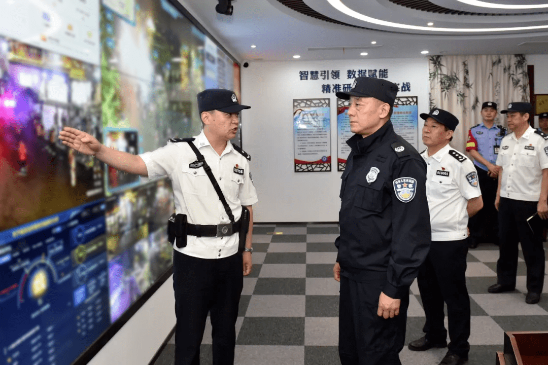 省公安厅党委委员,副厅长,南京市副市长,公安局长常和平参加夫子庙
