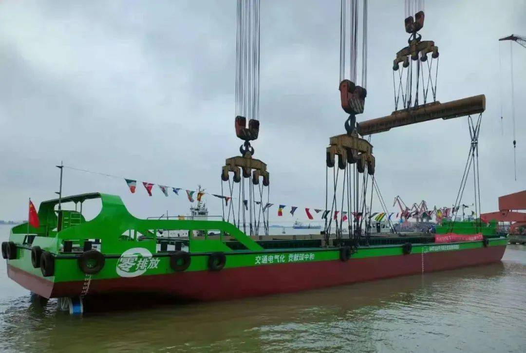 我国首艘内河电动集装箱船在这家船厂成功下水