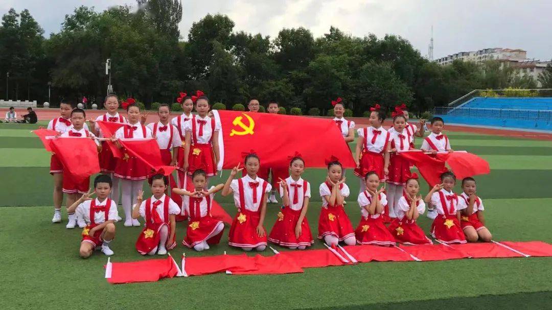 敬礼67我和党旗合个影