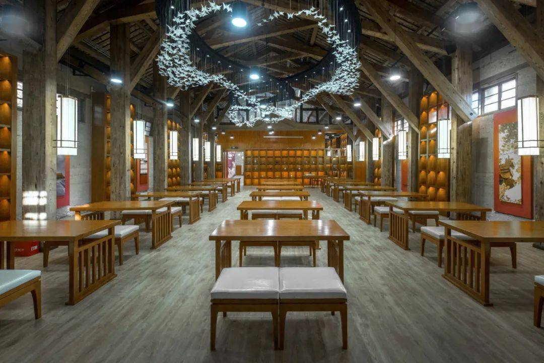 大概20世纪的八十年代,贝聿铭先生设计的香山饭店开幕,当时他和