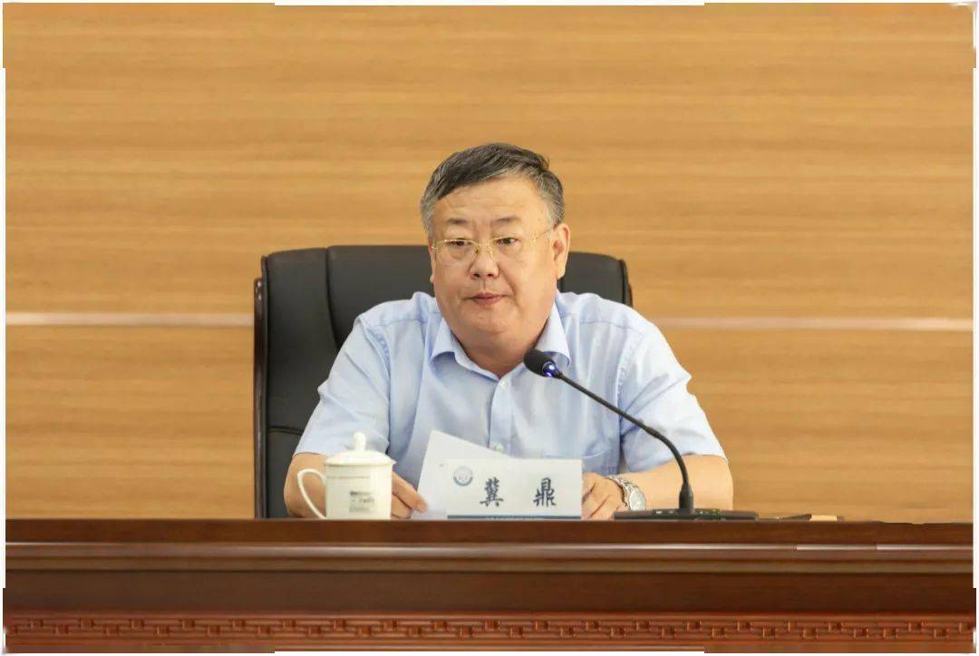 市纪委监委派驻市场监管局纪检组长杨海清出席会议市市场监督管理局