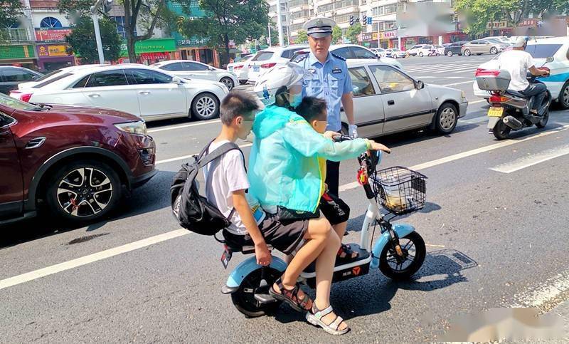 电动自行车这样载人可不行!常德交警罚款90元