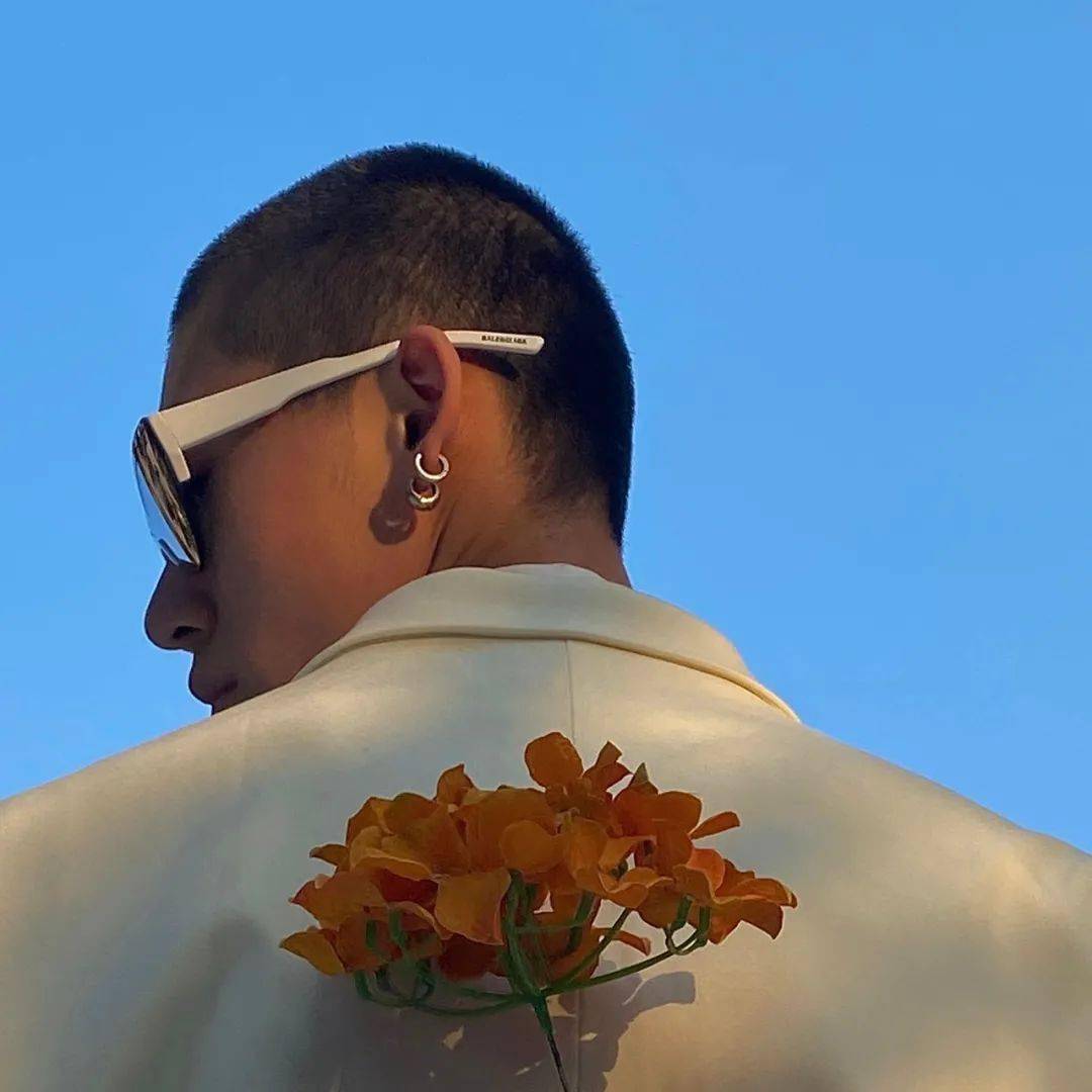 头像背景丨保持自律保持清醒