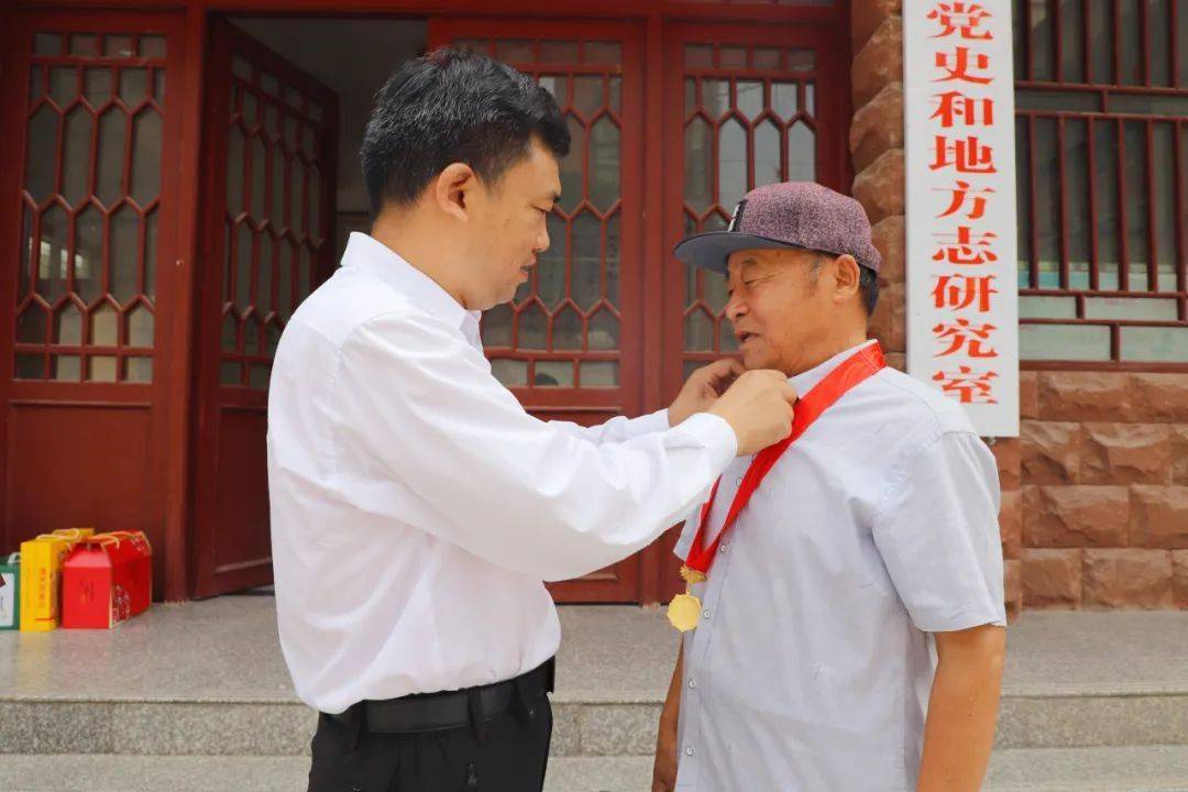 杨洪军为老党员颁发光荣在党50年纪念章