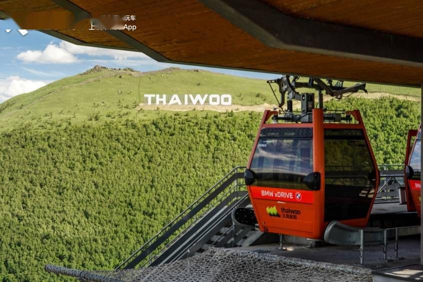 眺望远处山坡上的"thaiwoo"logo十分醒目,这也成为太舞滑雪小镇的标志