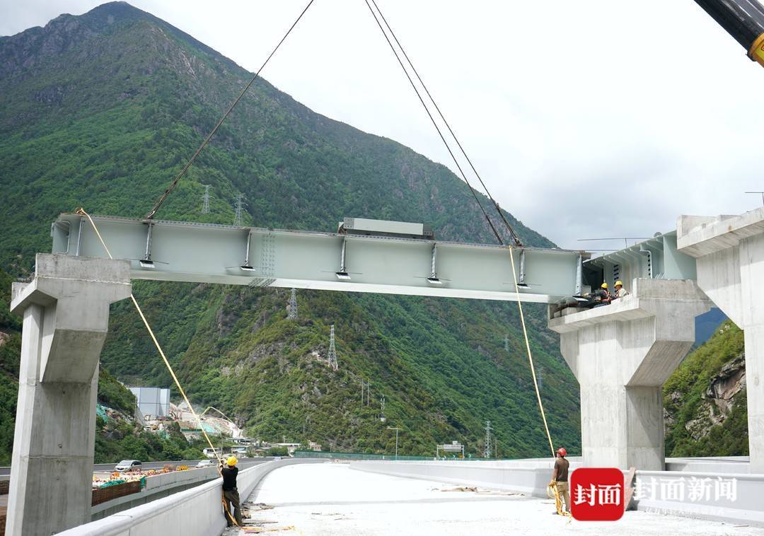 直击雅叶高速四川康定段建设220米落差的世界进出口高差最大隧道弯成m