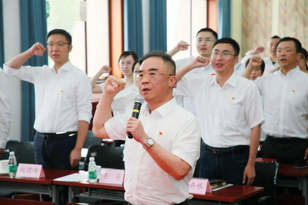 副书记赵建峰,喻存根,政治部主任闫丽娟及机关党员干部60余人参加活动