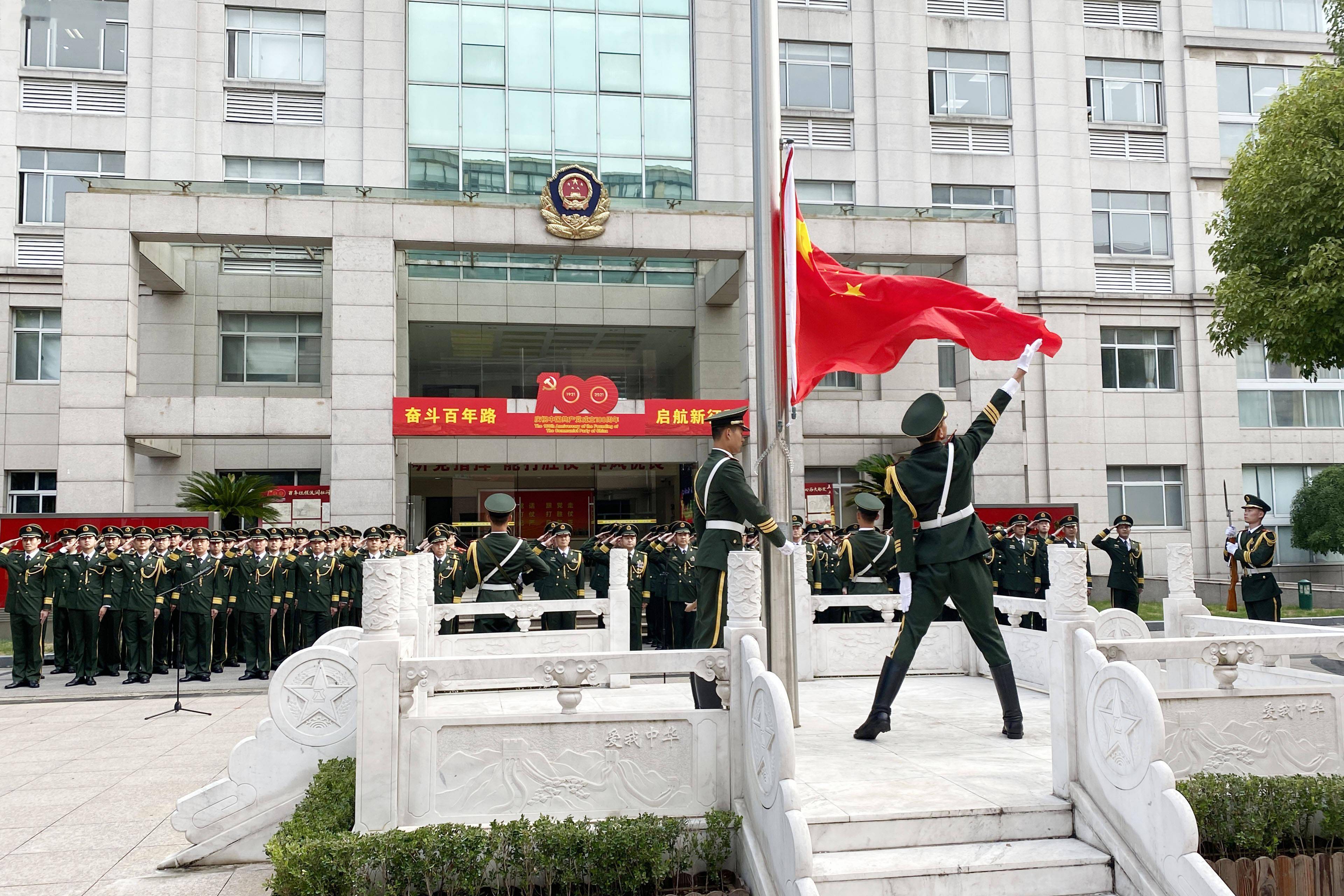 霓虹灯下新一代哨兵重温入党誓词武警上海总队举行庆祝建党百年升旗