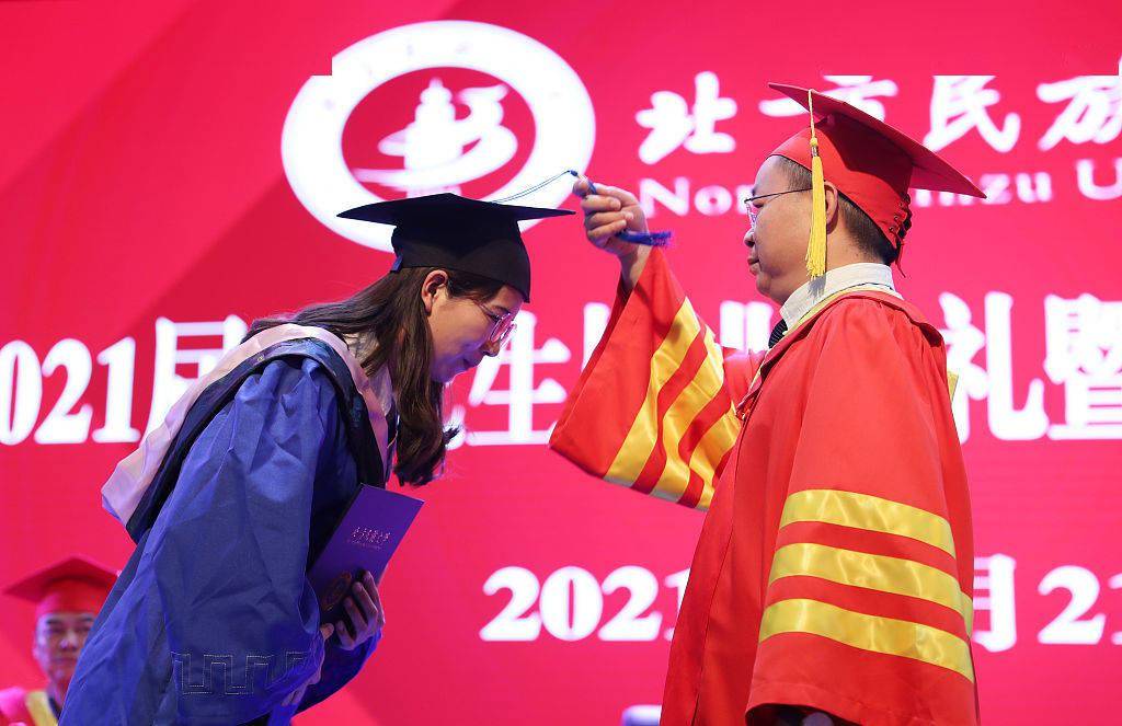 拨穗抛学术帽这样的毕业才完整