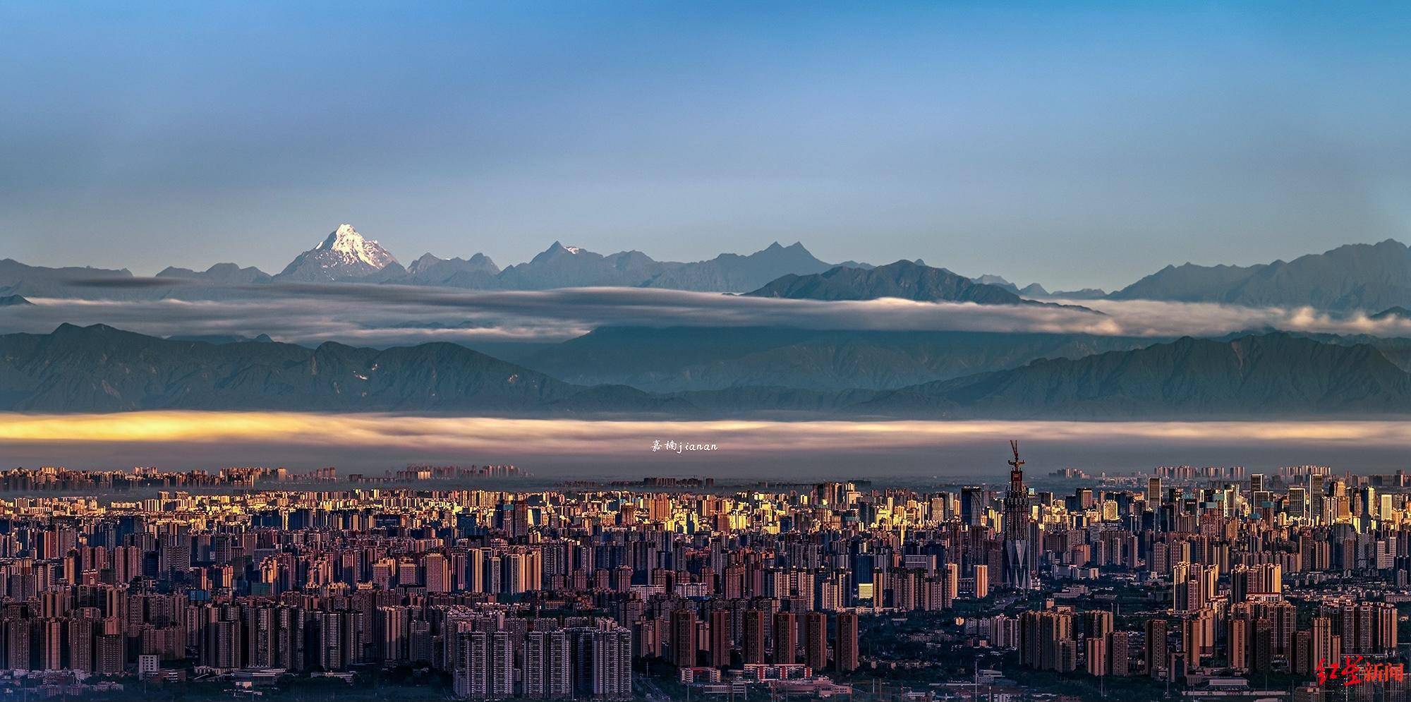 成都城里看雪山图片