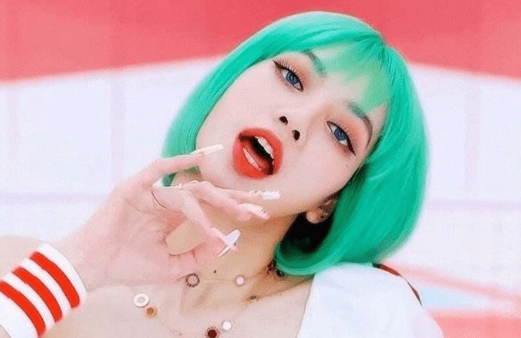 lisa最新的造型释出,一头绿色的头发在组合里相当的抢眼,不过按照她的