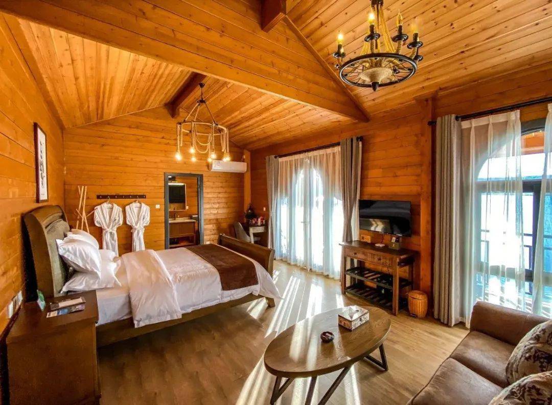 【云游特色小镇】寻甸·凤龙湾小镇:城堡,森林,洞穴….