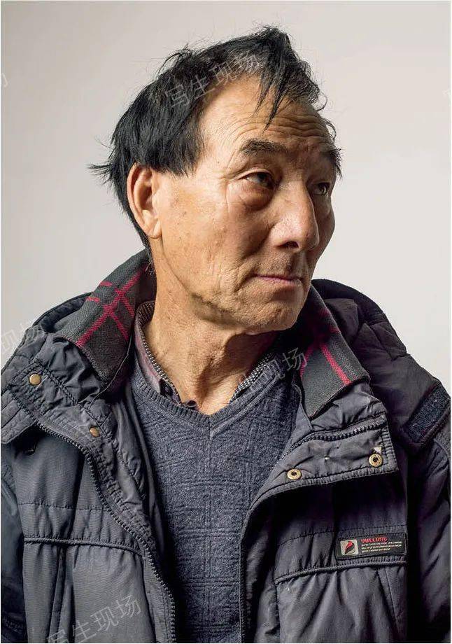 写生现场肖像照片在形体饱满程度和黑白灰层级关系上做了加强光影关系