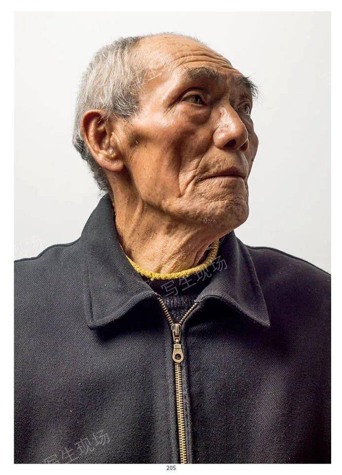 写生现场肖像照片在形体饱满程度和黑白灰层级关系上做了加强光影关系