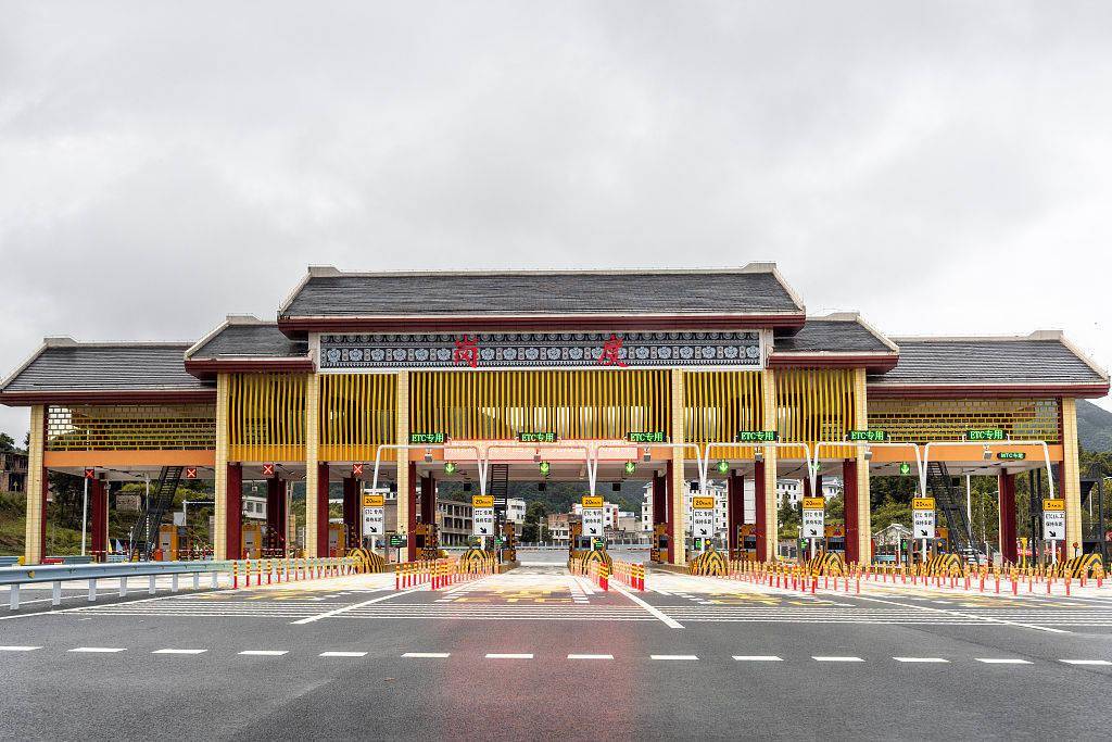 图为都安高速岗度收费站.