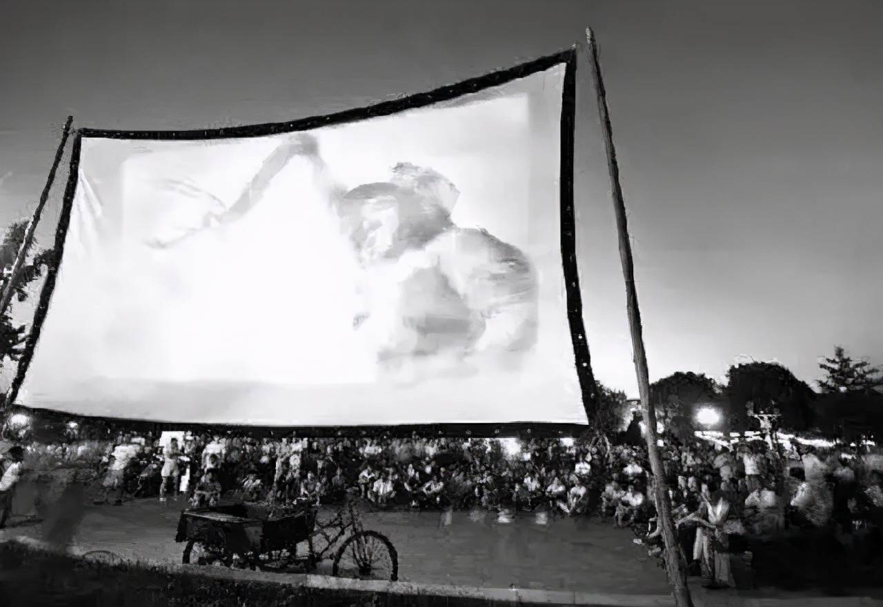 那时的电影是胶片电影,胶片中的画面通过一台老式放映机投影在白布上