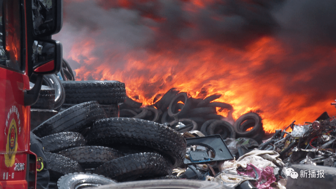 塑料回收厂突发大火还引燃隔壁