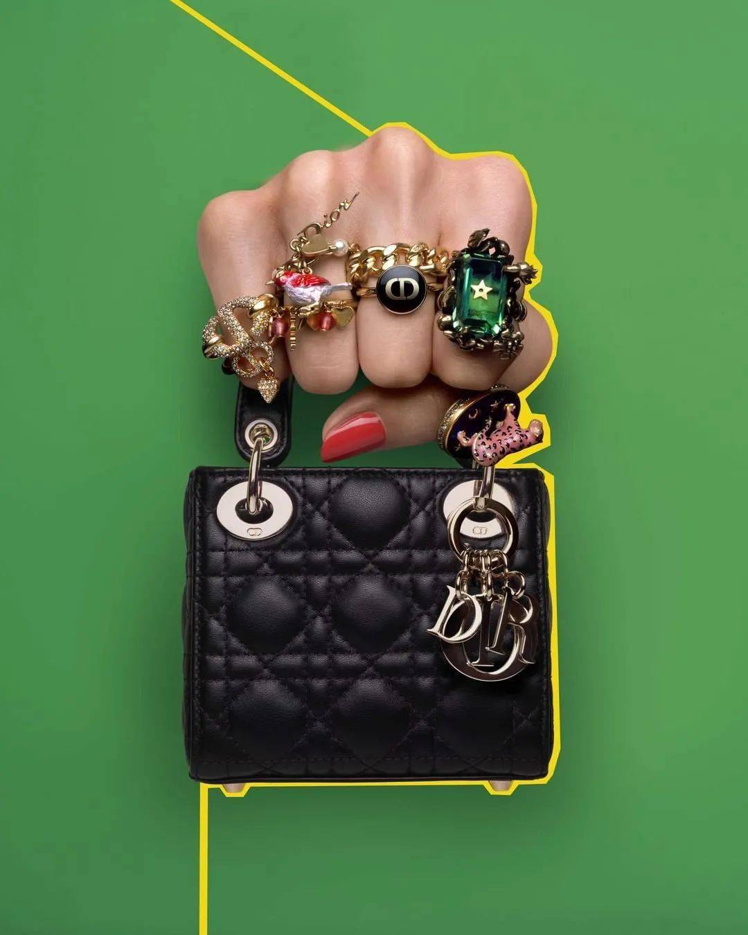 不光是dior,bottega veneta前段时间的电话绳耳饰和戒指,都在把"塑料