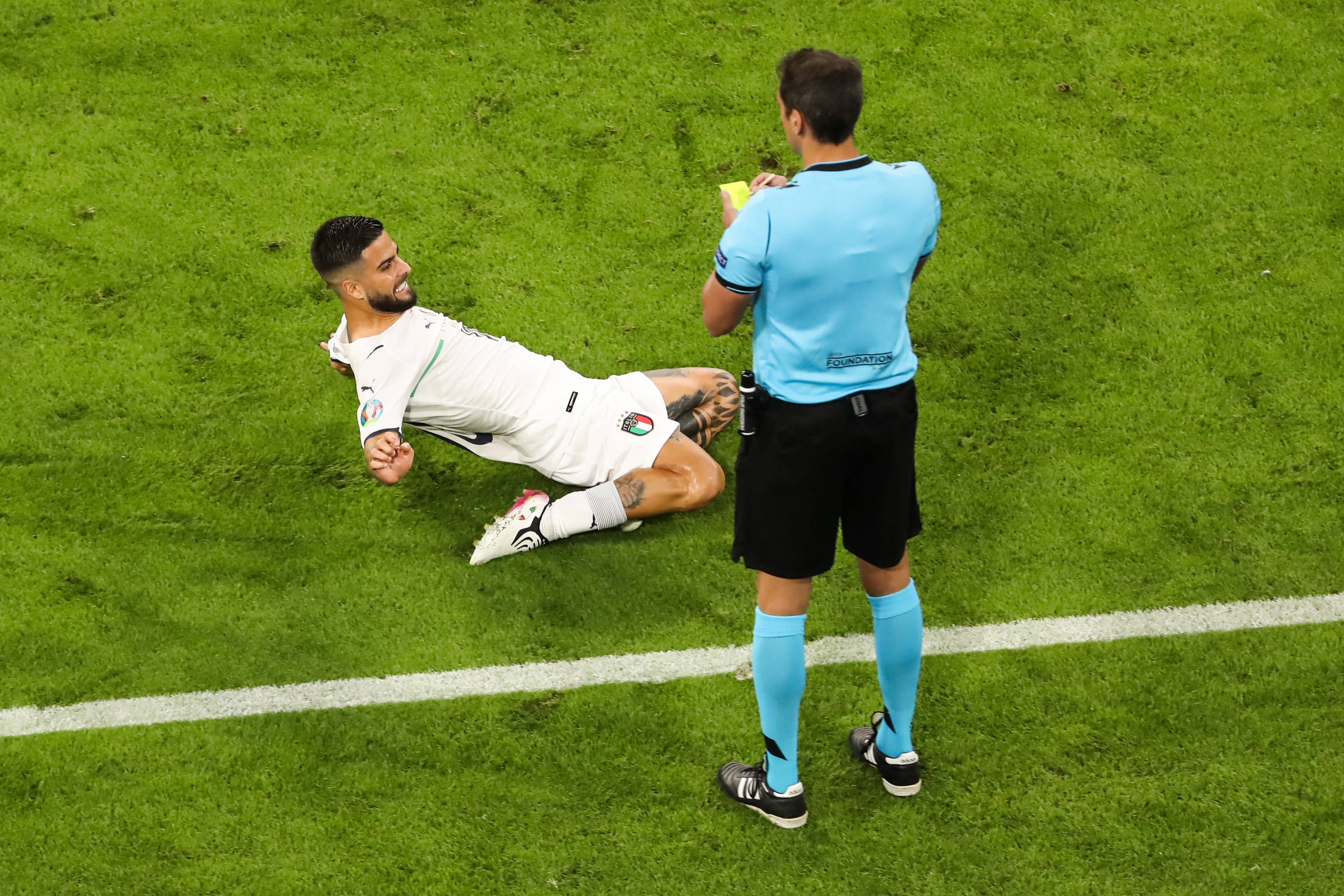 7月2日,意大利队球员因西涅(左)在比赛中庆祝进球.