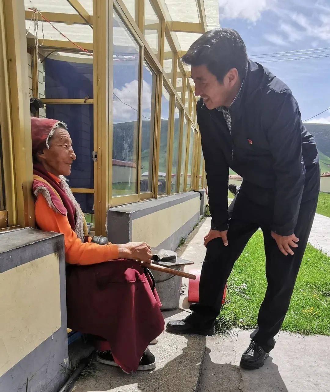 县委常委扎西才旦指导建设乡灾后重建工作