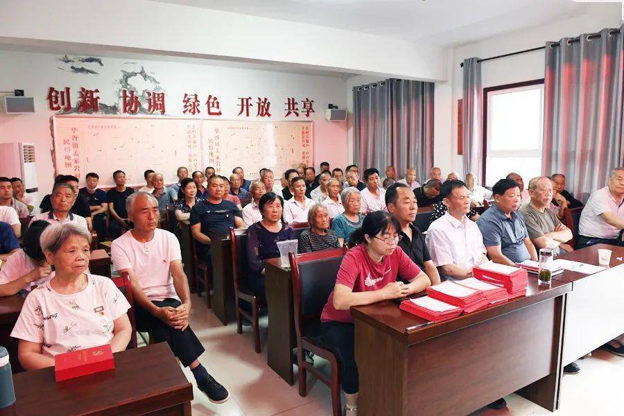 华胥镇孟岩村向22名老党员颁发光荣在党50年纪念章