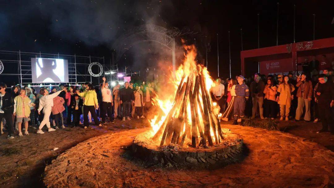青春致敬"夏日音乐周来自五湖四海的朋友相聚于草甸星空户外营地篝火