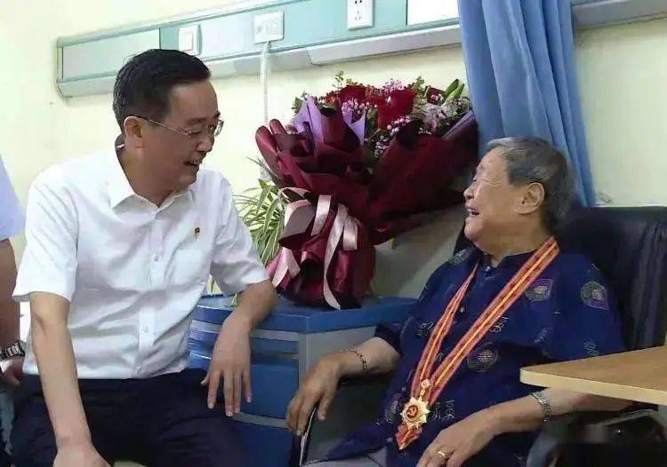 家乡领导看望慰问马毛姐!