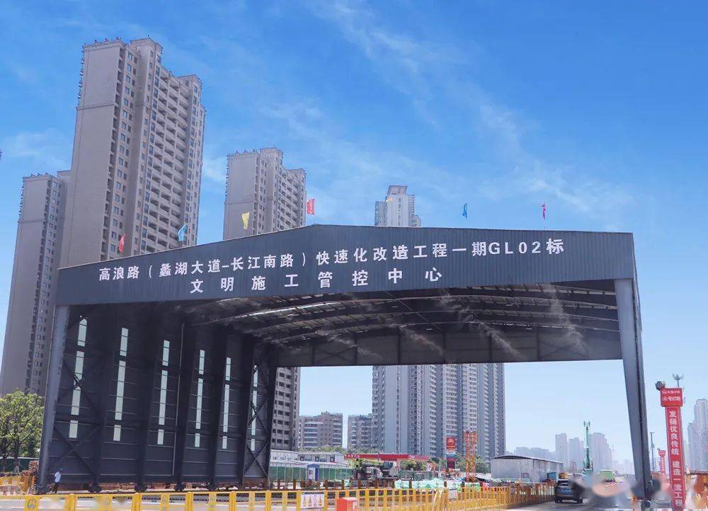 在高浪路快速化改造一期工地,文明施工管控大棚内空气