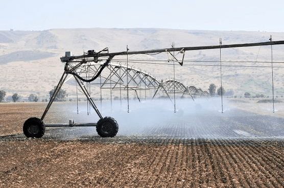 图为灌溉机器人在以色列胡拉山谷进行作业(来源:ilan rosen/anp)