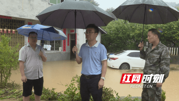 中方县委书记张家铣现场指导抗洪抢险.