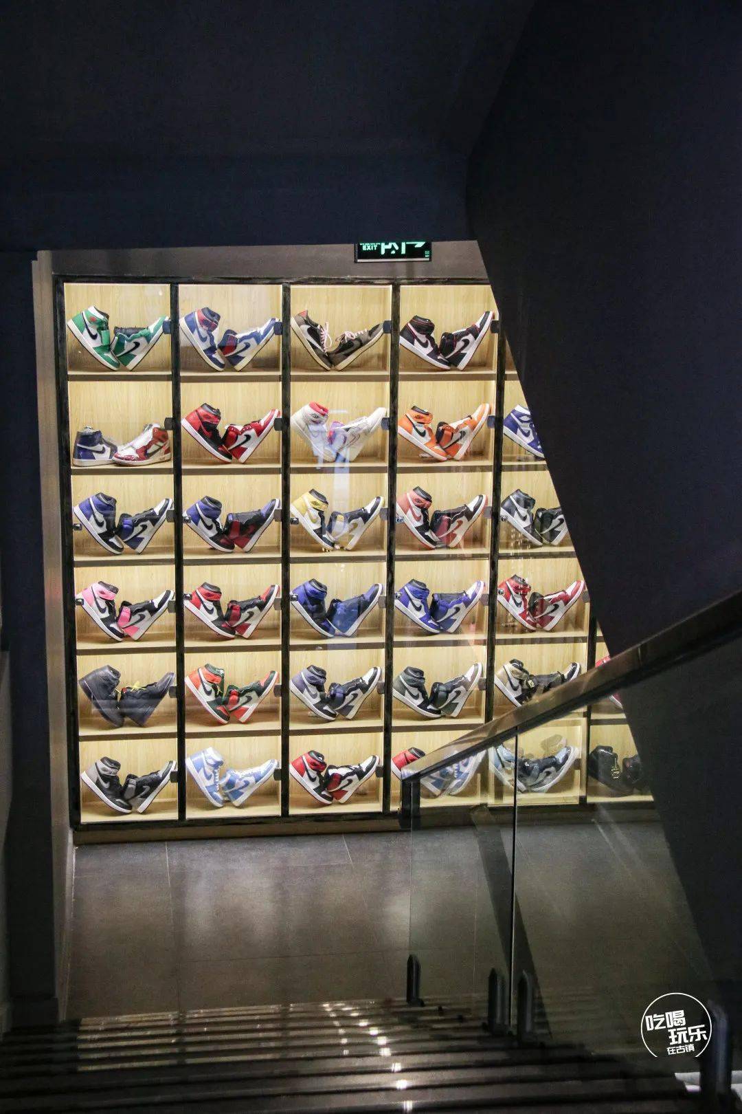 家普通的咖啡店,深入发现后这家店根本不正经卖咖啡,反而收藏aj很勤快