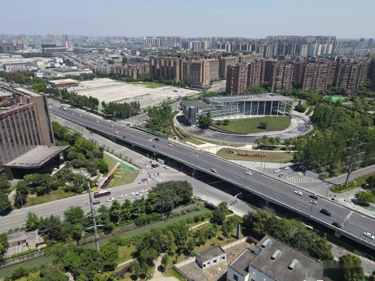 近日,羊西线(蜀西路,西芯大道一线)改造工程主体已完工,自7月中旬将