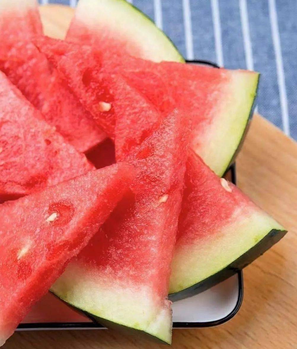 一点都没有存在感黑金刚还有个名字叫黑无籽西瓜但是也比一般西瓜储存