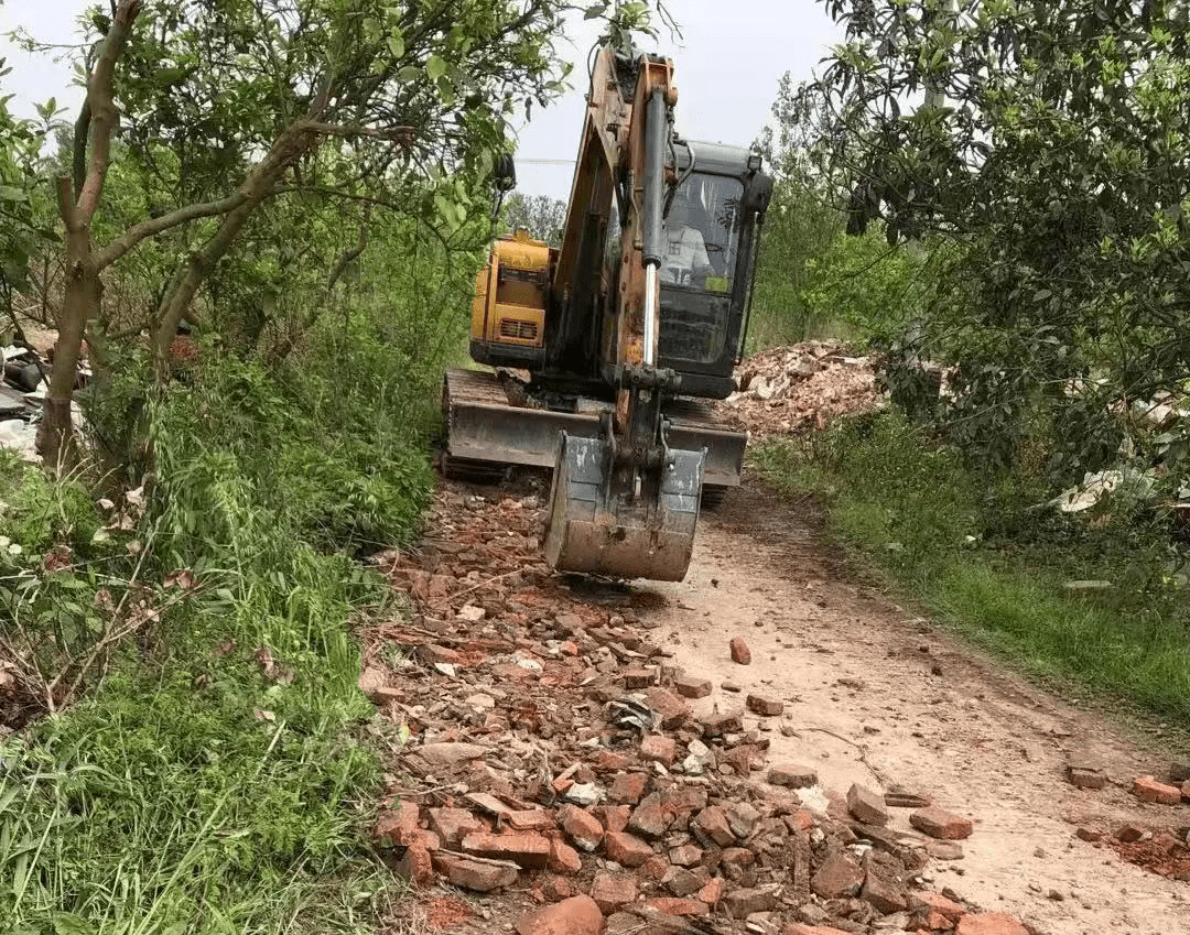 我为群众办实事情系百姓出行事修路惠民暖人心