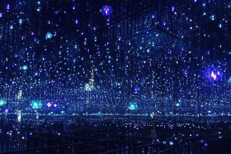 伴着空灵的生命之水的音乐,穿越浩瀚无际的星空,身临全是水母的房间