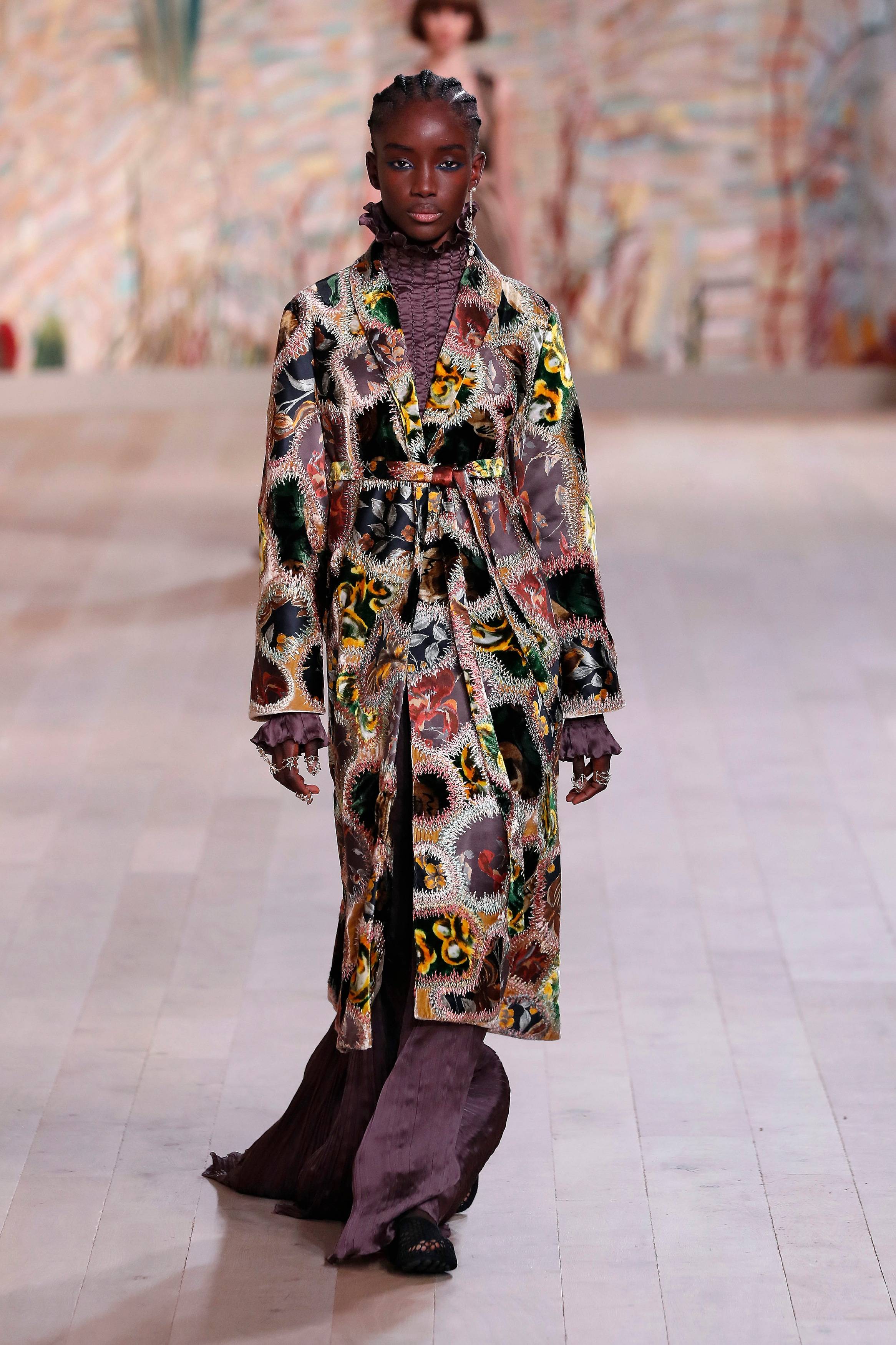 模特在法国巴黎高级定制时装周上展示迪奥品牌2021/2022秋冬新品