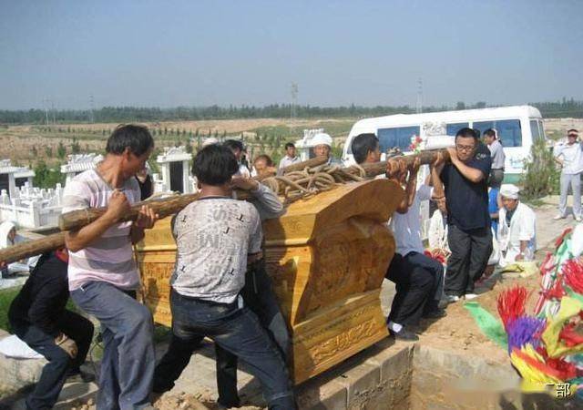 农村的传统习俗:下坑必须哭,棺木要摆平,长子定向口撒第一捧土