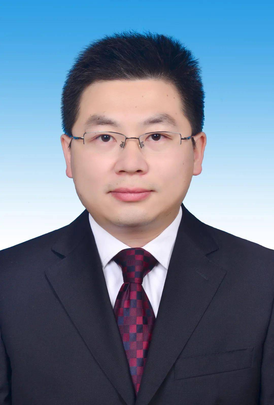 毛立峰,男,1978年9月出生,1999年7月参加工作,无党派,大学学历,现任市