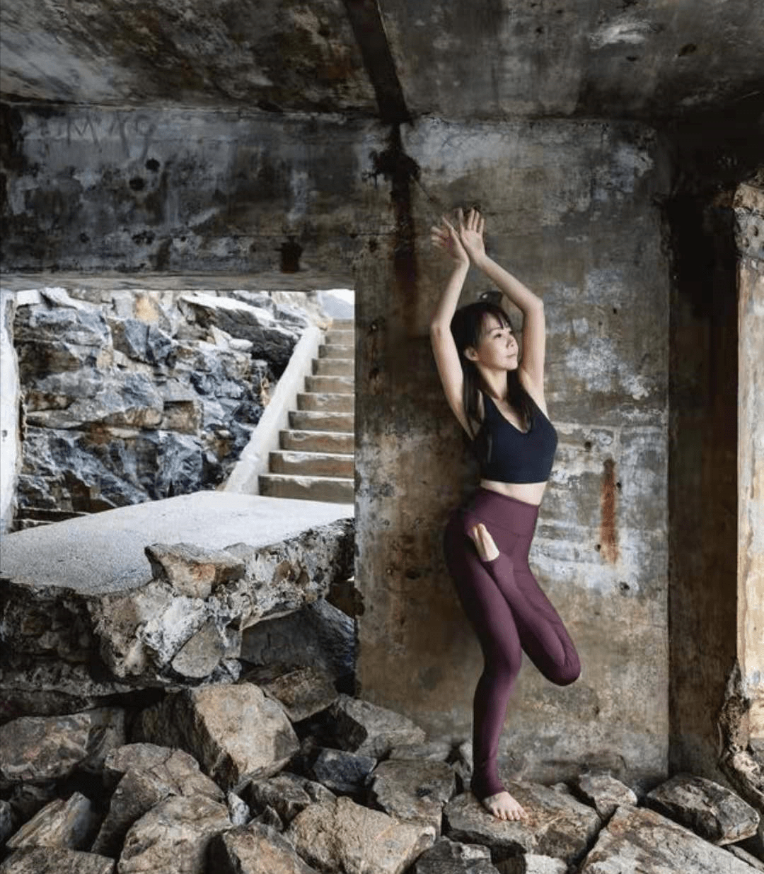 厉害!大富豪刘銮雄旧爱坐拥20亿身家,与"小鲜肉"玩双人瑜伽